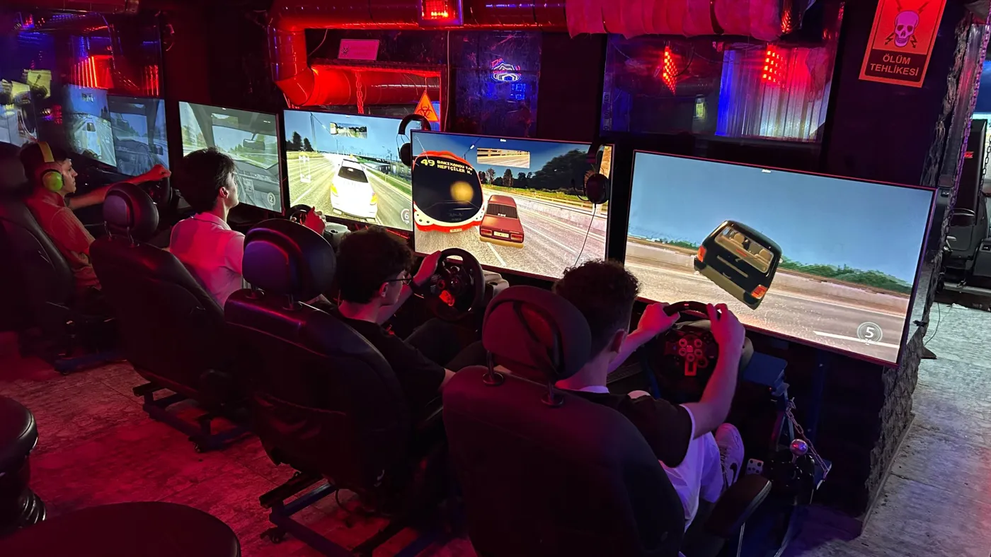 Bunker Racing zalı: oyunçular yarış masalarında